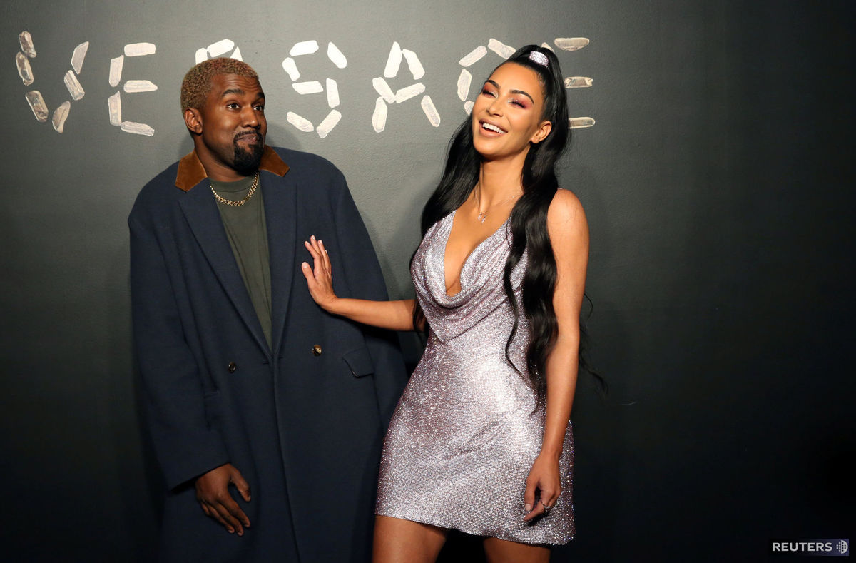 Manželia Kanye West a Kim Kardashian pózujú...