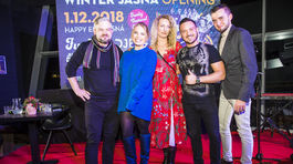 Veronika Ostrihoňová (druhá zľava) hostila v Tatrách svoju talk-šou. Hosťami boli - zľava: Samo Trnka, herečka Anna Polívková či spevák Robo Papp.