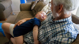 Dojímavé video. Pozrite si, ako dedko dobrovoľník tíši v nemocnici bábätká