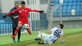 Vo futbalovej lige sa nedržia normy. Prekáža to len Trnave?