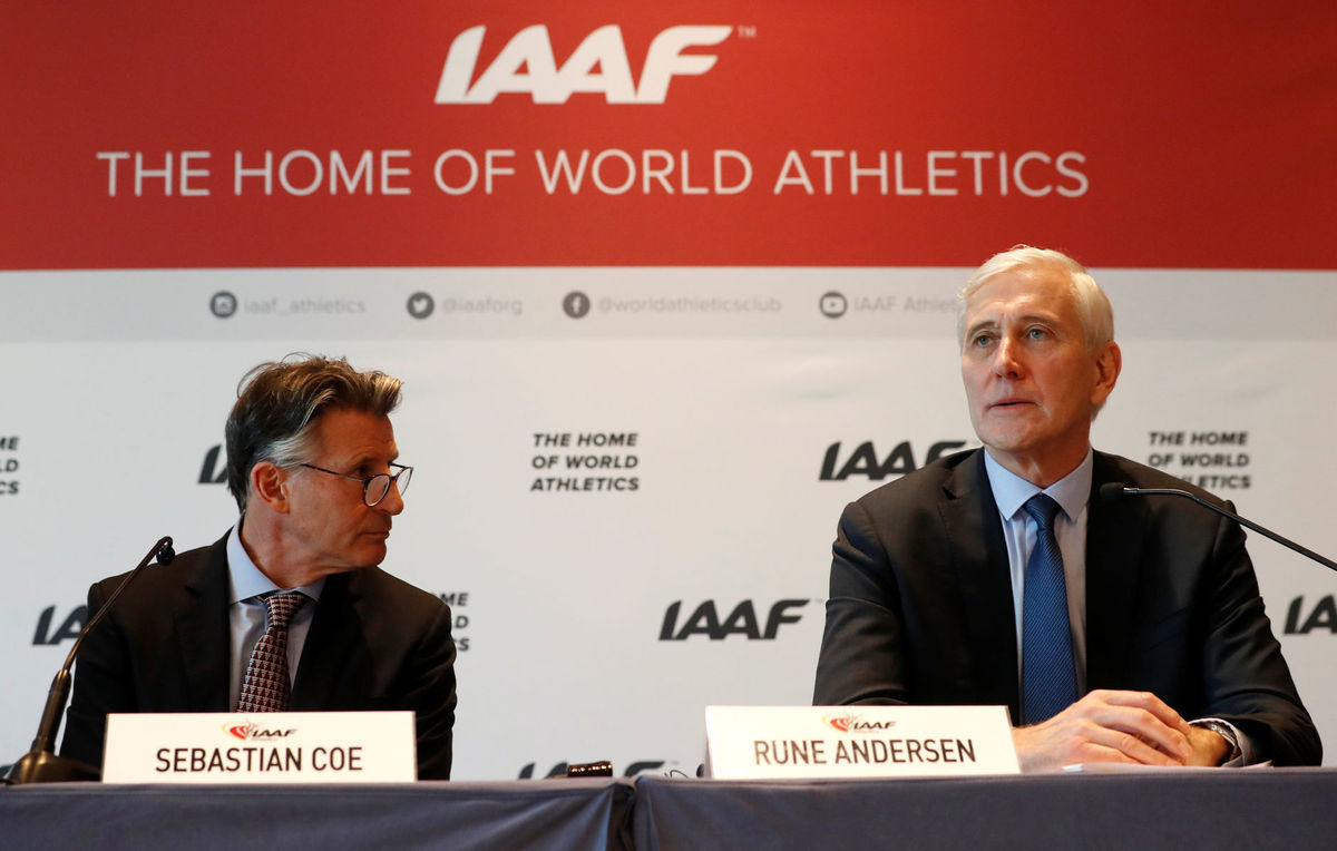 Prezident IAAF Sebastian Coe (vľavo) a šéf...