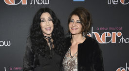 Speváčka Cher (vľavo) a herečka a scenáristka Nia Vardalos.