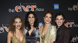 Zľava: Herci Micaela Diamond, Stephanie J. Block, Teal Wicks a Jarrod Spector  stvárnili hlavné úlohy v The Cher Show.