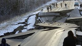 Po zemetrasení na Aljaške zostala skrivená cesta, polícia varuje pred nebezpečnými selfie