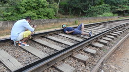 Denník zo Srí Lanky 10: Na kultovom moste si pre fotku mladí líhajú na koľajnice