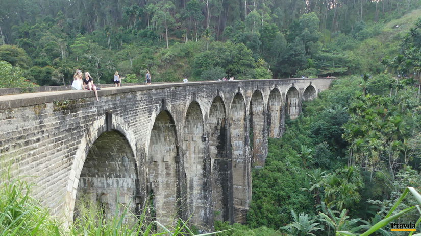 Na kultovom Nine Arch Bridge v Elle sa...