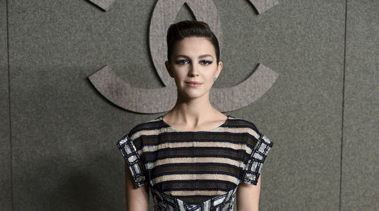 Herečka Ella Hunt na prehliadke značky Chanel...