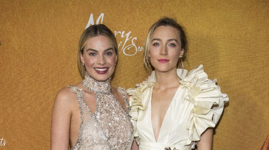 Margot Robbie (vľavo) a Saoirse Ronan   na...