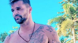 Okolo bedier len kúsok látky... Ricky Martin predvádza telo Adonisa!