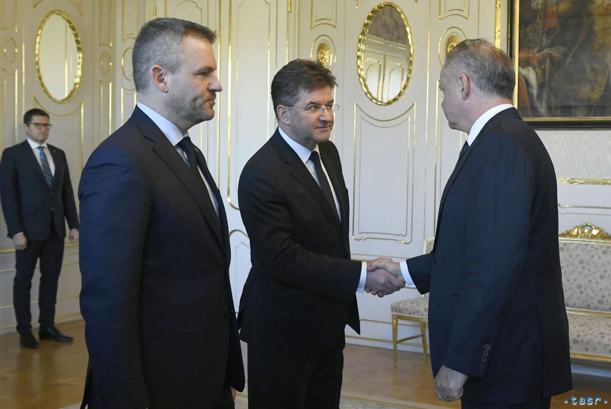 Predseda vlády SR Peter Pellegrini (vľavo) a...