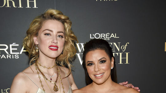 Herečky Amber Heard (vľavo) a Eva Longoria...