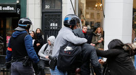 Demonštrácie študentov vo Francúzsku pokračujú, sprevádzalo ich násilie