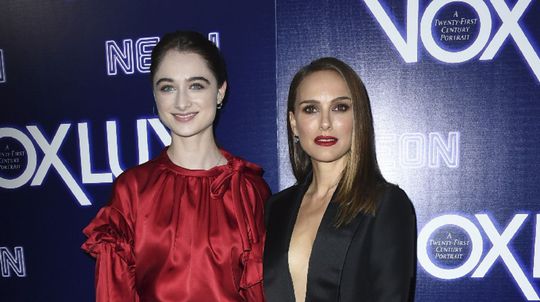 Raffey Cassidy a Natalie Portman (vpravo) na...