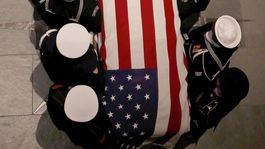 Walesa mal na Bushovom pohrebe protestné tričko