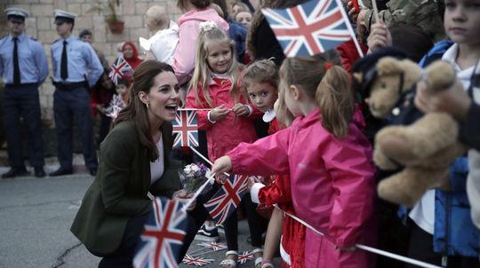 Vojvodkyňa Kate z Cambridge zdraví deti...