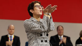 Nová šéfka CDU Annegret Krampová-Karrenbauerová stavia mosty medzi sebou a rivalmi
