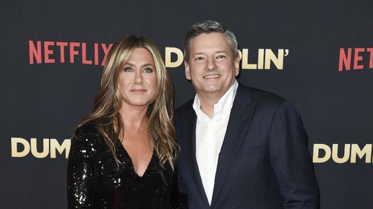 Jennifer Aniston a Ted Sarandos na premiére...