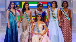 Miss World Vanessa Ponce de Leon z Mexika (dolu v strede) v obklopení svojich kolegýň, ktoré tiež bodovali na súťaži krásy.