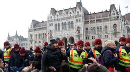 Tisíce protestujúcich proti novele zákonníka práce pochodovali Budapešťou, zablokovali dva mosty