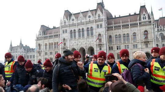 Tisíce protestujúcich proti novele zákonníka práce pochodovali Budapešťou, zablokovali dva mosty