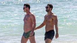 Našiel novú lásku? Herec Luke Evans s urasteným svalovcom v Mexiku!