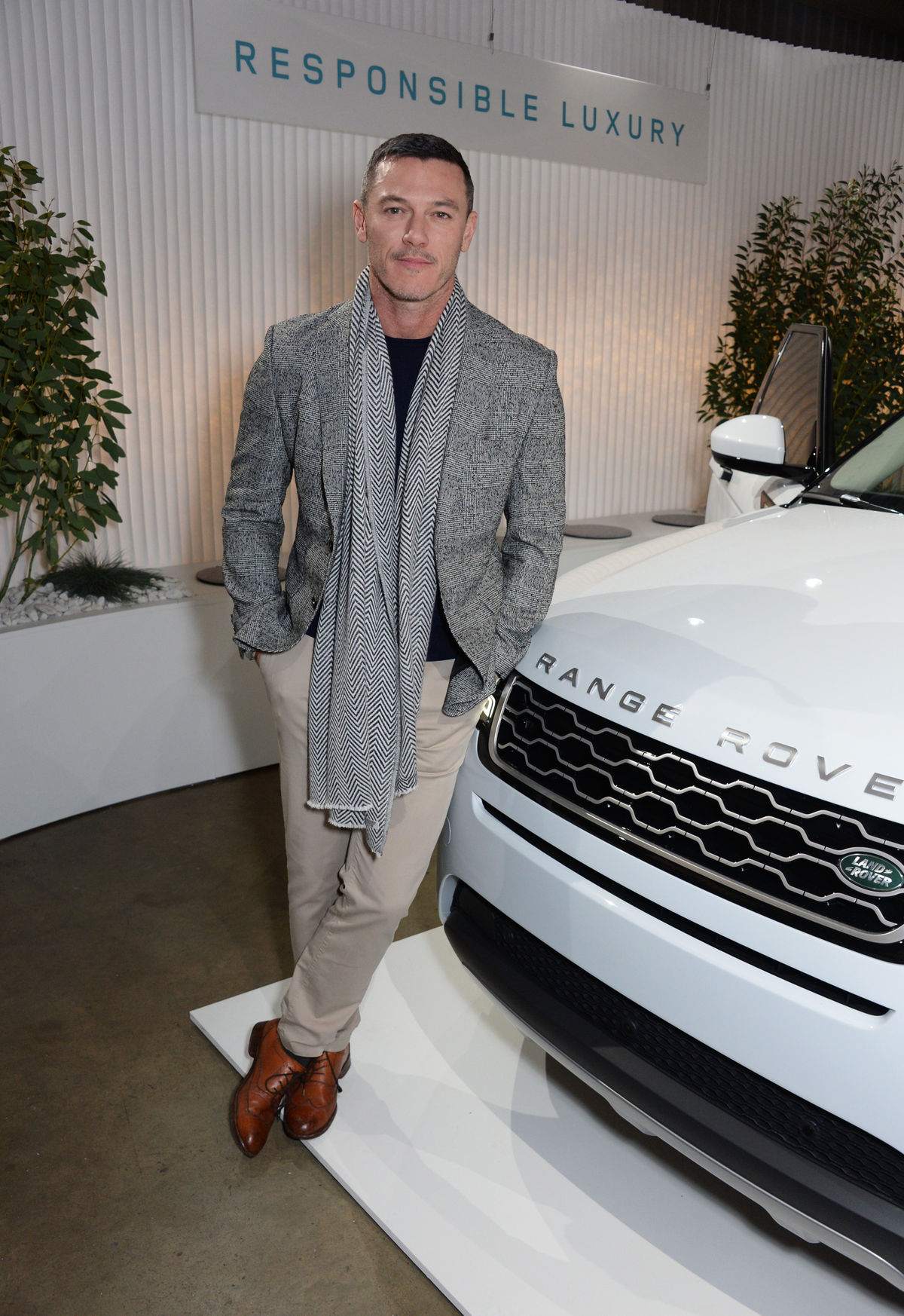 Herec Luke Evans na zábere z premiéry Range...