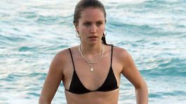 Krivky v bikinách po slávnej matke? Ktorej z nich to viac na pláži pristane?