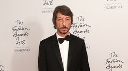 Dizajnér Pier Paolo Piccioli z ateliéru Valentino si odniesol cenu pre Dizajnéra roka. 