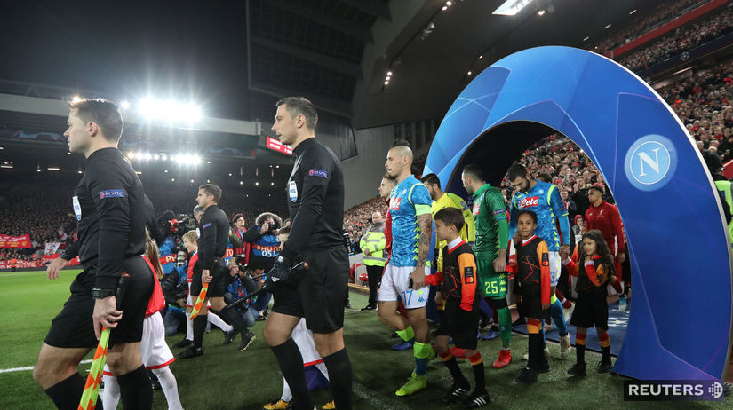 Hráči SSC Neapol vedení kapitánom Marekom...