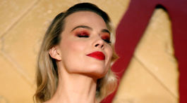 Herečka Margot Robbie na premiére filmu - nalíčená metalickým červeným očným tieňom.