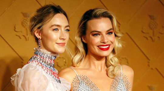 Herečky Margot Robbie (vpravo) a Saoirse Ronan...