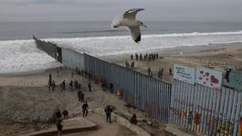 Pentagon schválil miliardu dolárov na výstavbu múru na hranici s Mexikom