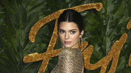 Kendall Jenner prišla na podujatie v priehľadných šatách Julien Macdonald. 