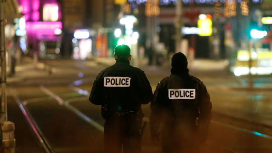 Na vianočných trhoch v Štrasburgu sa strieľalo, útočník zabil troch ľudí