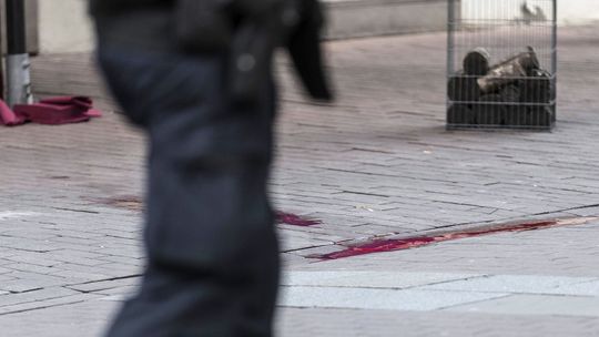 Na snímke stopy krvi po utorňajšom útoku na...