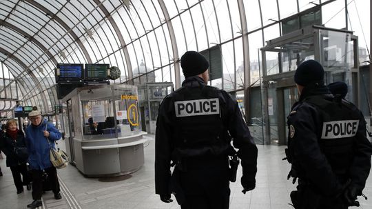 Francúzski policajti strieľali na ženu, ktorá sa vyhrážala, že sa odpáli