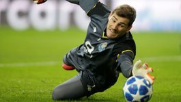 Len on a Ronaldo. Casillas nazbieral v Lige majstrov sto víťazstiev