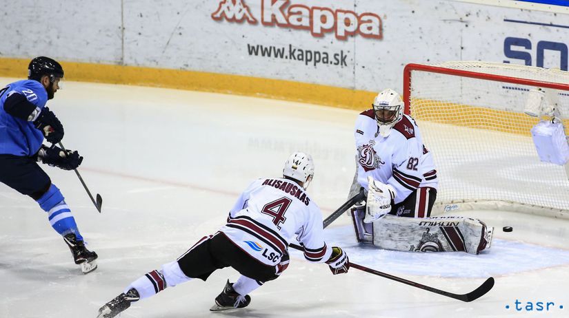 Slovanista Jeff Taffe prekonáva brankára Rigy...