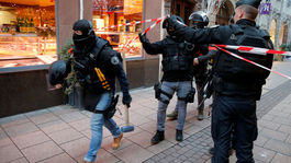 Strelec v Štrasburgu zabil troch ľudí a 13 zranil, je na úteku
