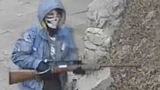 VIDEO: Po Devíne sa prechádzal zamaskovaný človek so zbraňou, video pripomína Harmana