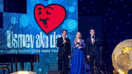 Skupina S hudbou vesmírnou počas koncertu Úsmev...