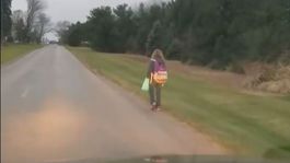 Dcéra šikanovala spolužiakov, trest od otca? Peši do školy osem kilometrov