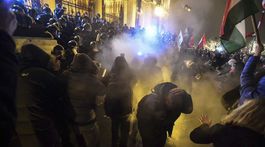 Orbán 'nariadil' Maďarom 400 hodín nadčasov. V Budapešti sa protestovalo