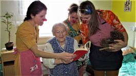 Zdravotní klauni rozveselia seniorov. Pomáhajú v zariadeniach aj nemocniciach