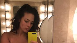 Nahý pozdrav priamo zo sauny! Odosielateľ? Kyprá Ashley Graham