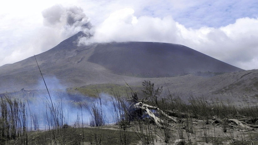 Indonézia, Sulawesi, sopka Soputan, dym