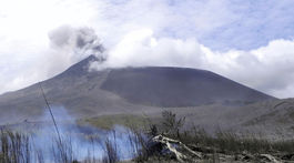 V Indonézii vybuchla sopka, v inej časti sa triasla zem