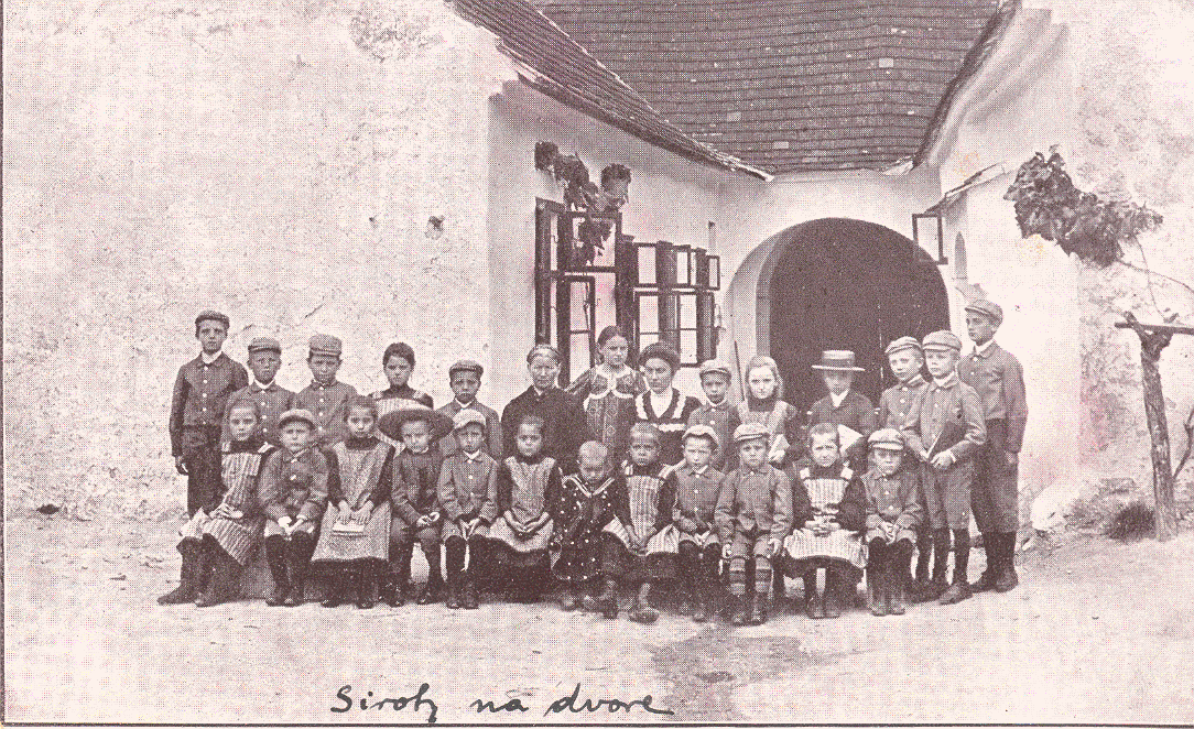 Siroty na dvore sirotinca na Moyzesovej ulici....