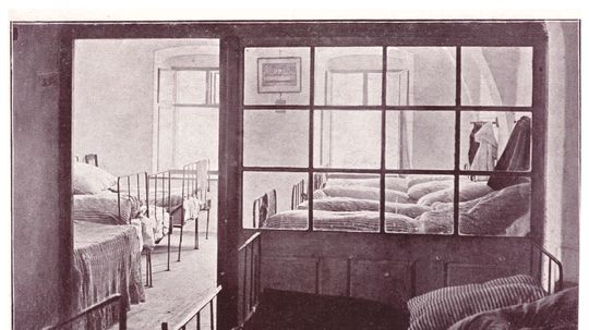 Strohý interiér sirotských spální.