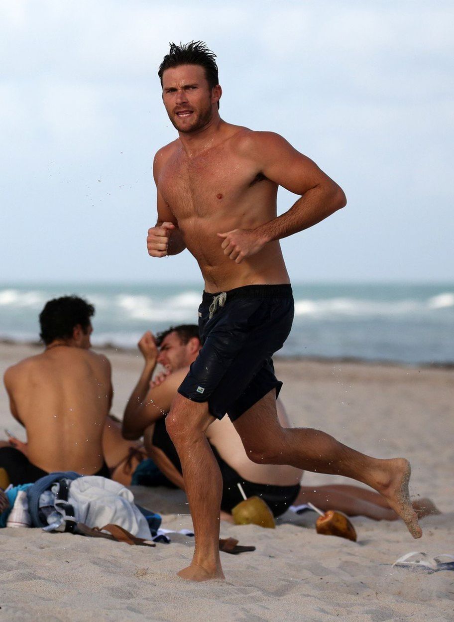 Herec Scott Eastwood na pláži v Miami...